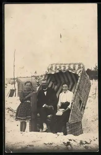 Foto-AK Ehepaar mit Tochter am Strandkorb