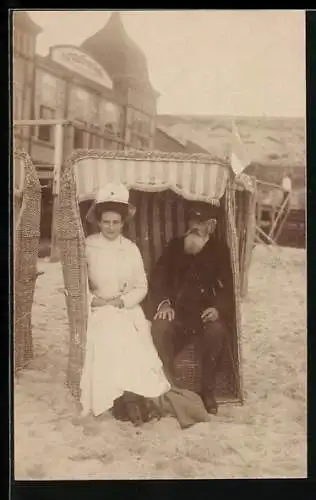 Foto-AK Älterer Soldat und Frau im Strandkorb