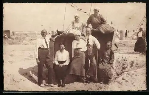 Foto-AK Männer und Frauen an Strandkörben
