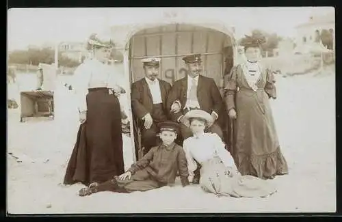 Foto-AK Gruppenbild am Strandkorb