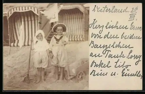 Foto-AK Kinderpaar mit Karren am Strand