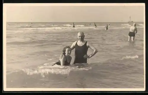 Foto-AK Warnemünde, Paar im Badeanzug 1936