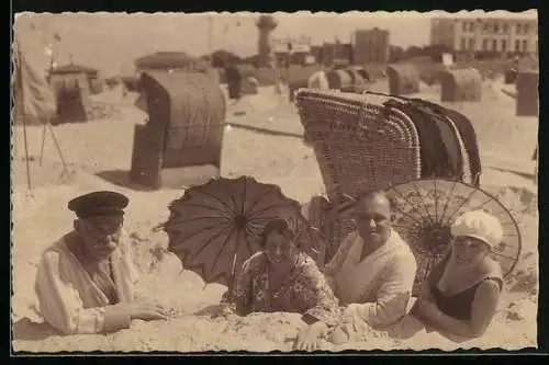 Foto-AK Männer und Frauen im Badeanzug mit Schirmen