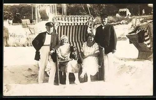 Foto-AK Waldesruh, Zwei Paare am Strandkorb