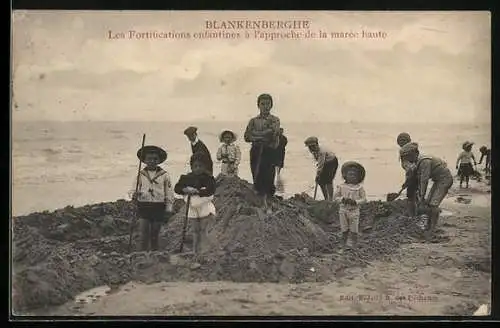 AK Blankenberghe, Les Fortifications enfantines à l`approche de la marée haute, Kinder im Badeanzug am Strand