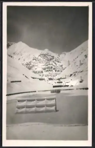 AK Sewell, Verschneites Dorf auf einem Berghang