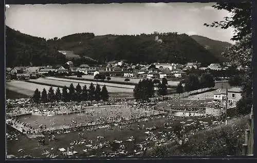 AK Waldkirch i. Br., Schwimmbad, Stadtansicht, Burg im Hintergrund