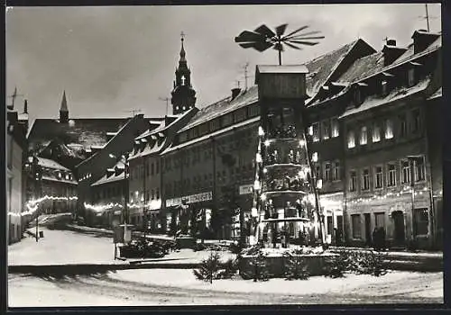 AK Schneeberg / Erzgebirge, Strassenpartie mit beleuchteter Weihnachtspyramide