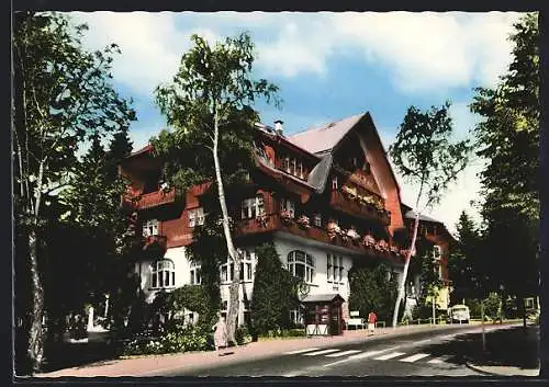 AK Titisee /Schwarzwald, Schwarzwaldhotel mit Strasse