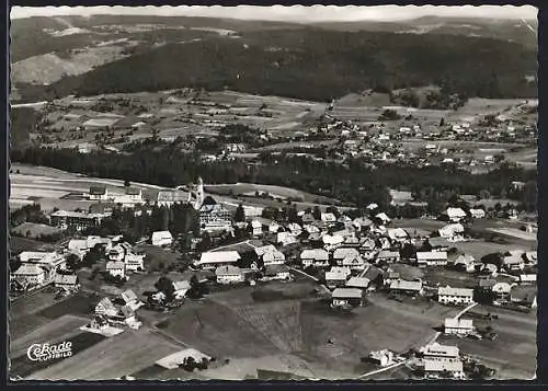 AK Höchenschwand /Schwarzwald, Totalansicht mit Blick auf Häusern, Fliegeraufnahme