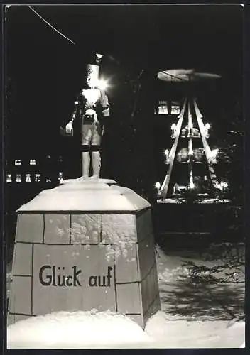 AK Schlettau /Erzgeb., Markt zur Weihnachtszeit bei Nacht