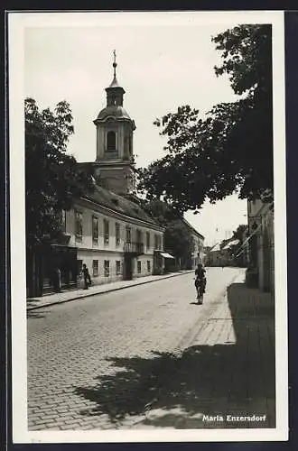 AK Maria Enzersdorf, Strassenpartie mit Kirche