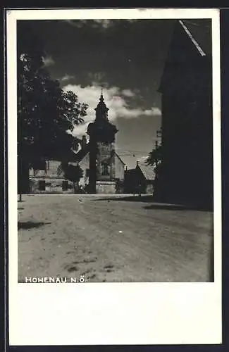 AK Hohenau /N. Ö., Strassenpartie mit Turm