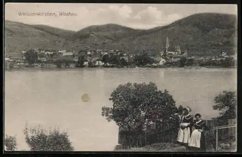 AK Weissenkirchen in der Wachau, Ortsansicht mit Wasser und Frauen in Tracht