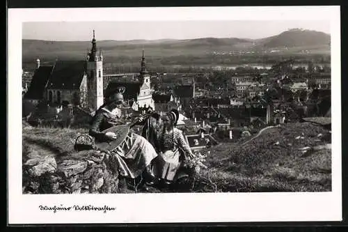 AK Krems /Donau, Damen in Wachauer Volkstrachen mit Ortschaft