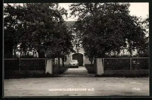 AK Hochwolkersdorf /N. Ö., Einfahrt von Gebäude