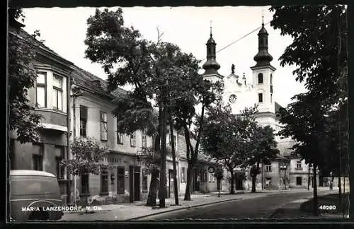 AK Maria Lanzendorf /N. Oe., Strassenpartie mit Kirche