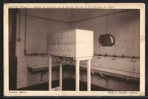 AK Ormoy /Yonne, Lavabos, filles, de la Colonie de Vacances de la Société Amicale de la Préfecture de Police