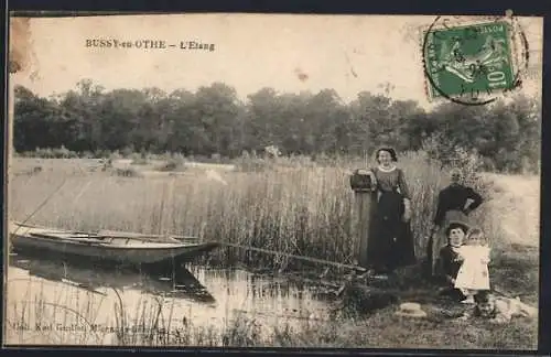 AK Bussy-en-Othe, L`Étang avec barque et famille au bord de l`eau