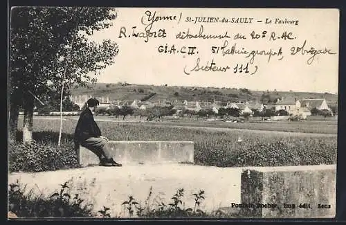 AK St-Julien-du-Sault, Le Faubourg avec un homme assis observant le village en arrière-plan