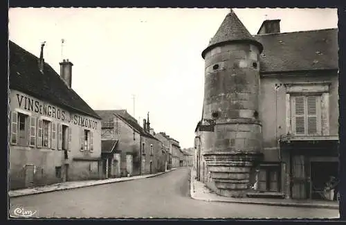 AK Isle-sur-Serein /Yonne, La Tour Amyot et rue principale