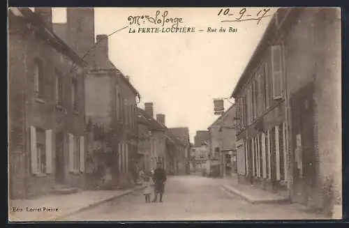 AK La Ferté-Loupière, Rue du Bas avec personnages au centre du village