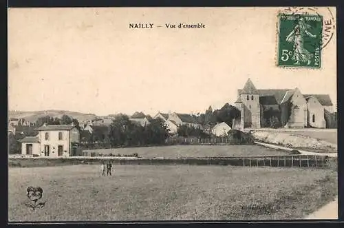 AK Nailly, Vue d`ensemble du village avec église et maisons environnantes