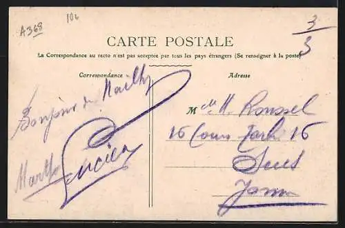 AK Nailly, Vue d`ensemble du village avec église et maisons environnantes