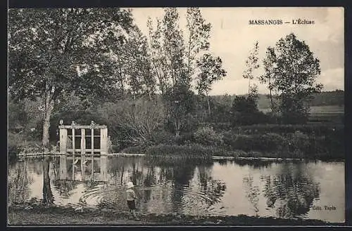 AK Massangis, L`Écluse avec un enfant jouant au bord de l`eau