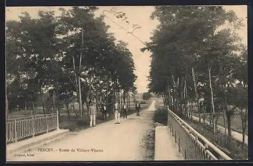 AK Percey, Route de Villiers-Vineux avec des passants sur le pont