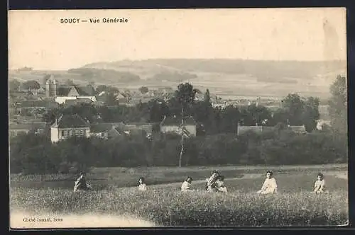 AK Soucy, Vue générale du village et des habitants dans les champs