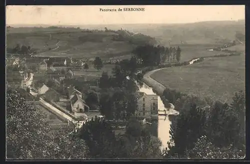 AK Serbonne, Panorama du village et de la rivière entourée de champs verdoyants