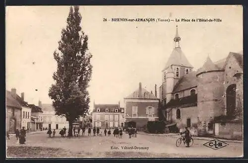 AK Brienon-sur-Armancon /Yonne, La Place de l`Hôtel-de-Ville avec l`église et les habitants