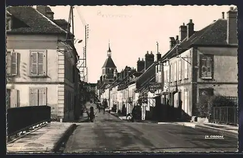 AK Brienon /Yonne, La Grande Rue avec église en arrière-plan