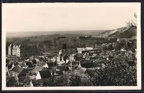 AK Ancy-le-Franc, Vue panoramique prise de la route de Gland, à gauche, le château de Clermont-Tonnerre