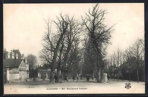 AK Auxerre, Boulevard Vauban avec arbres et passants
