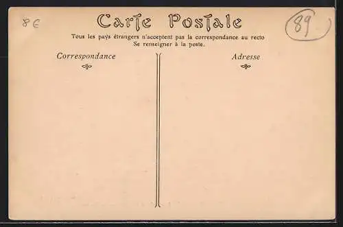 AK Coulanges-la-Vineuse, Vieille Maison et allée d`arbres