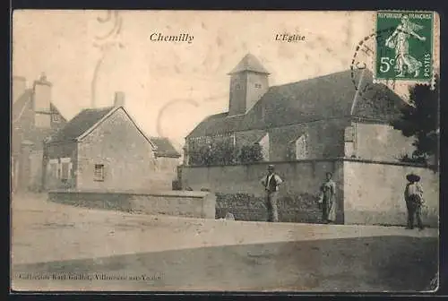 AK Chemilly, L`Église et rue animée par des habitants
