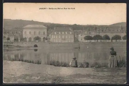 AK Joigny, Halle au Blé et Rue du Gril, vue sur le quai avec figures au bord de l`eau