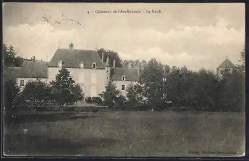 AK Vault-de-Lugny, Châteaux de l`Avallonnais entourés d`arbres et de pelouses verdoyantes
