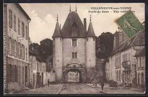 AK Villeneuve-sur-Yonne, Porte de Sens, Vue intérieure