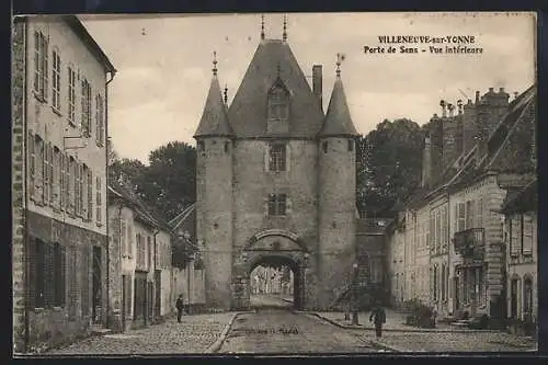 AK Villeneuve-sur-Yonne, Porte de Sens, Vue intérieure