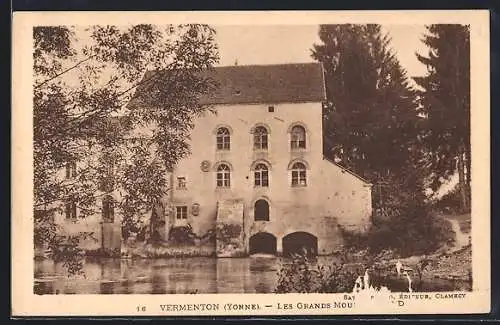 AK Vermenton /Yonne, Les Grands Moulins au bord de la rivière