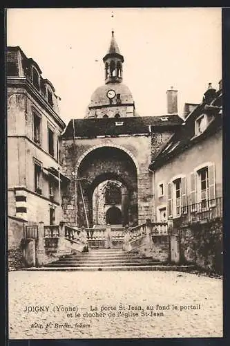 AK Joigny /Yonne, La porte St-Jean, au fond le portail et le clocher de l`église St-Jean