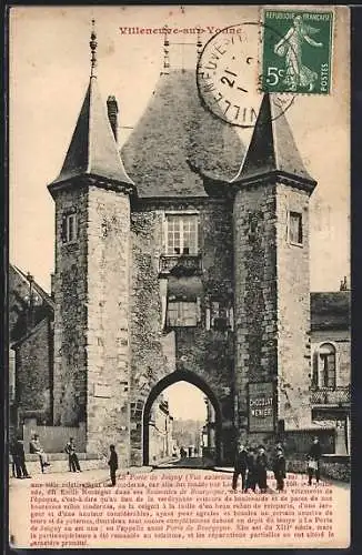 AK Villeneuve-sur-Yonne, Porte de Joigny et vue animée avec passants et enseigne Chocolat Menier