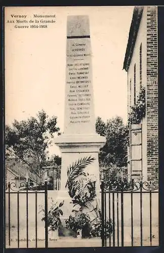 AK Vernoy, Monument aux Morts de la Grande Guerre 1914-1918