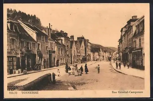 AK Tonnerre, Rue Général-Camponon avec passants et bâtiments historiques