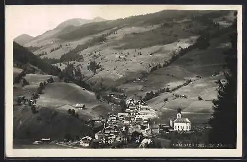 AK Saalbach /Salzburg, Totalansicht mit Tal und Bergblick