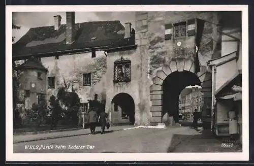 AK Wels, Passanten bei und Blick durch das Lederer Tor