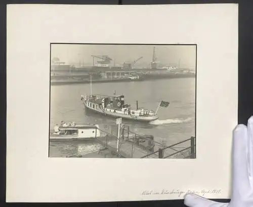 Fotografie unbekannter Fotograf, Ansicht Duisburg, kleines Boot mit , im Duisburger Hafen, 1938